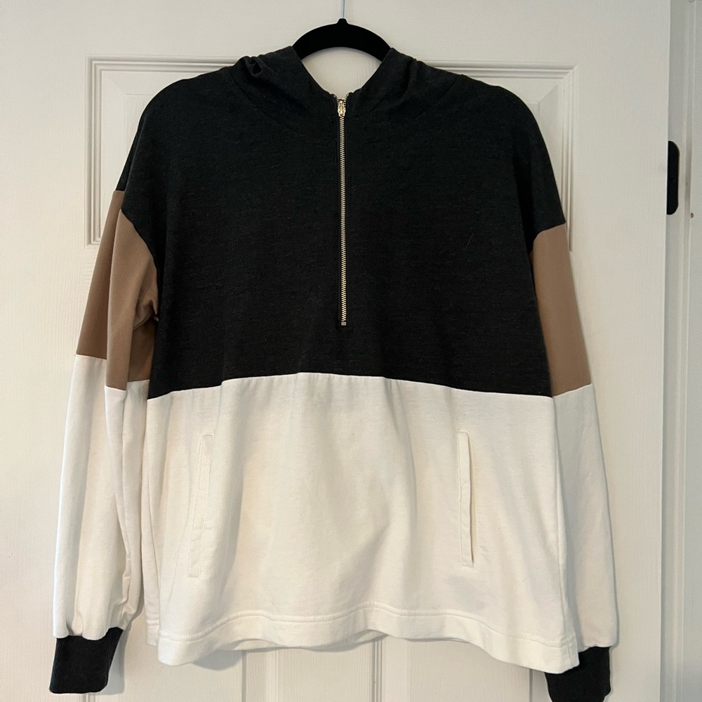Cotton / poly blend hooded sweatshirt with pockets size large